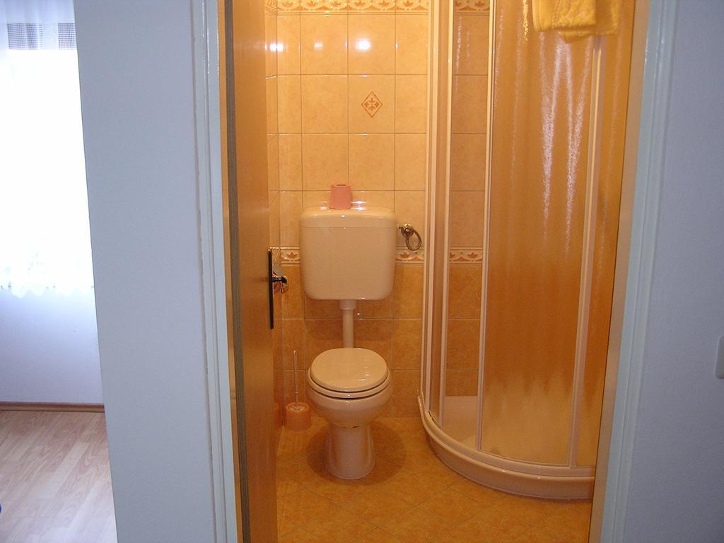 Apartment Adrijana Vrbnik Esterno foto
