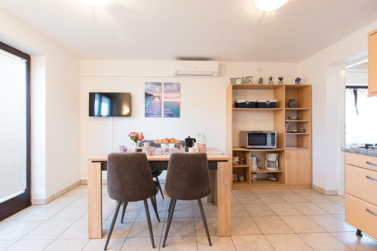 Apartment Adrijana Vrbnik Esterno foto