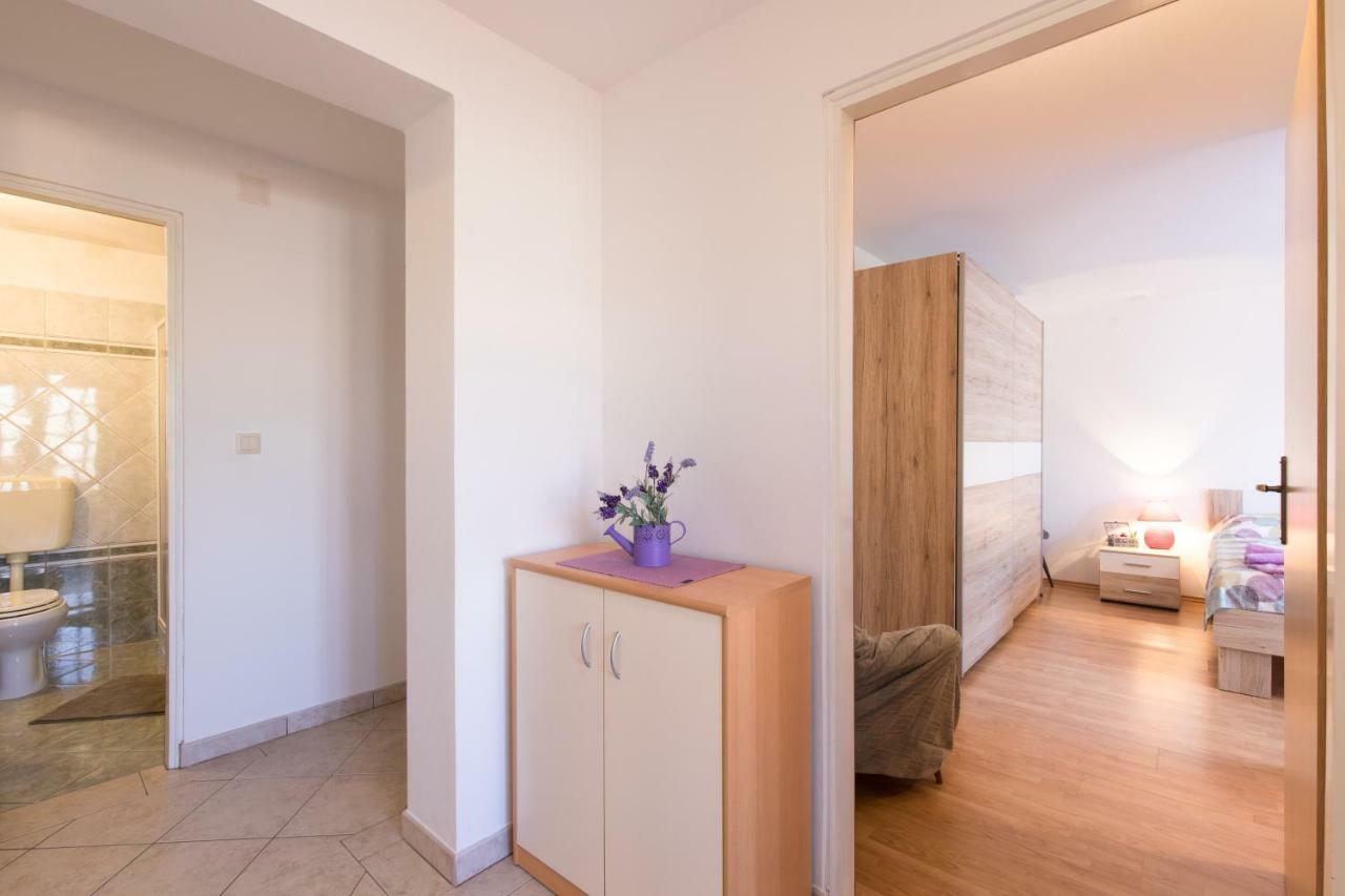 Apartment Adrijana Vrbnik Esterno foto