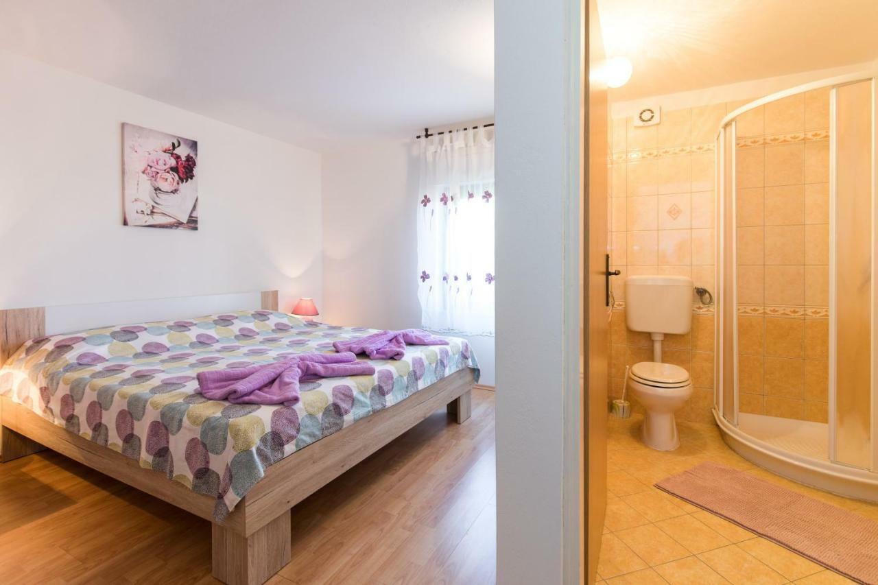 Apartment Adrijana Vrbnik Esterno foto